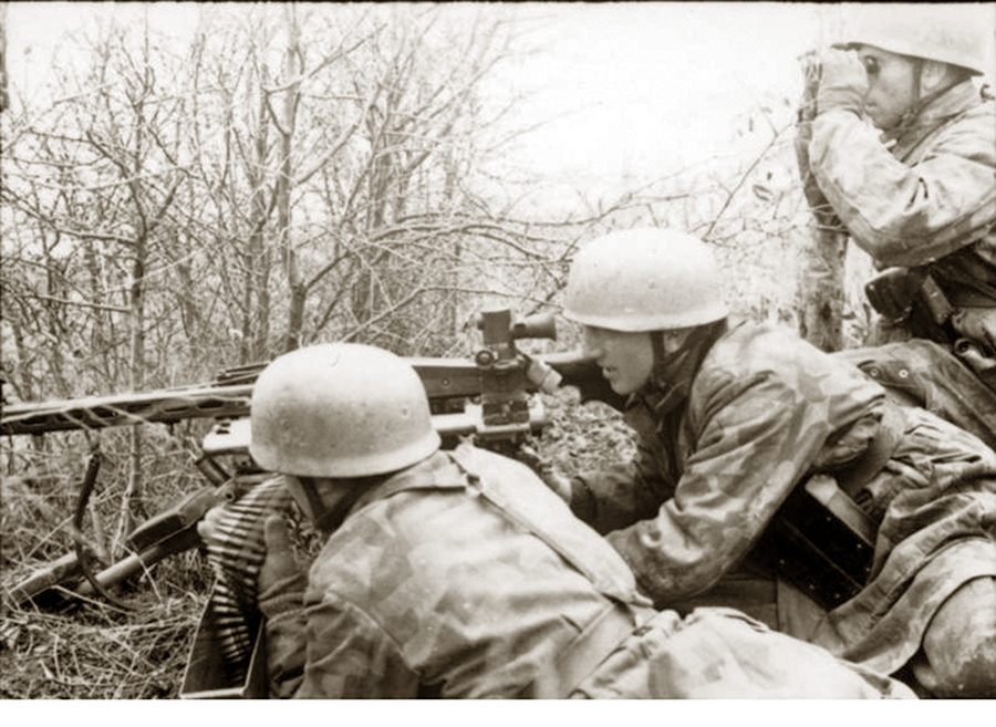 Padobranci Vermahta naoružani MG-42