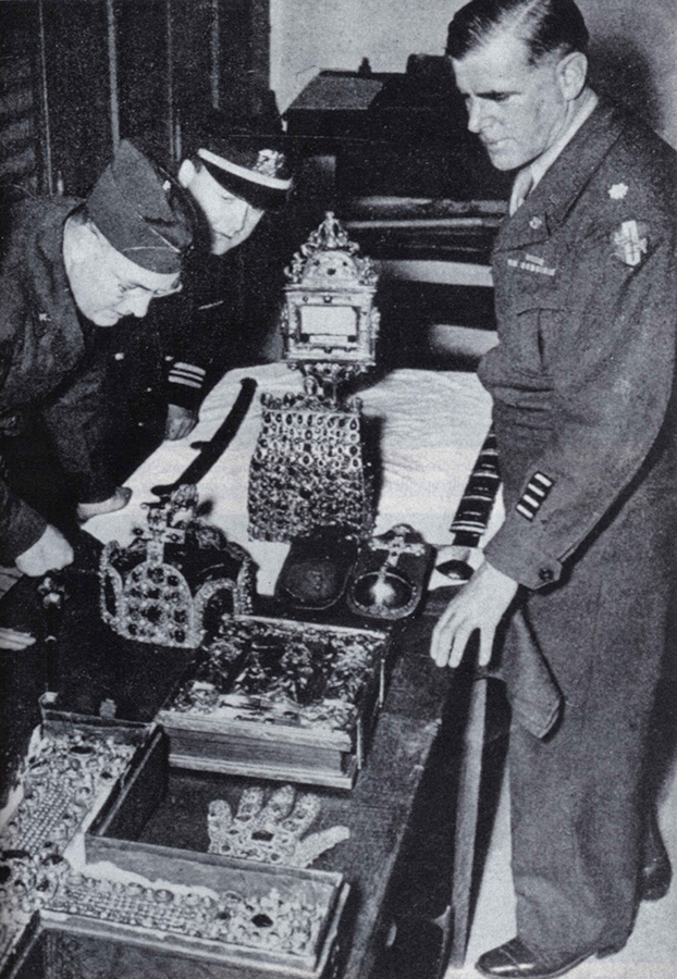 Americki vojnici vracaju regalije i sveto koplje u Bec 1946