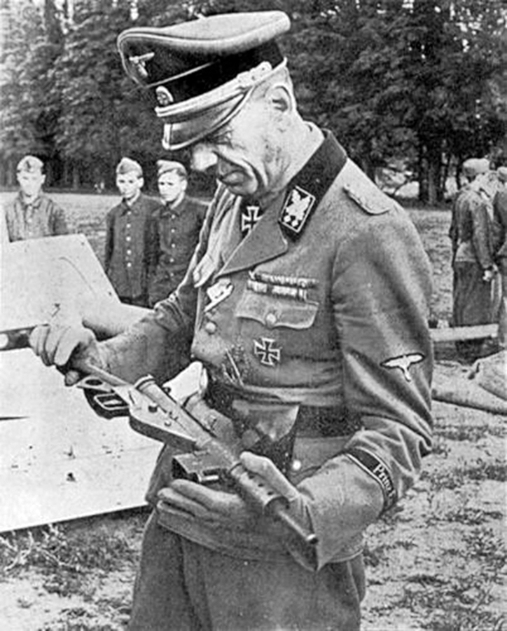 Obergrupenfirer SS divizije Princ Eugen Artur Phleps 22 septembra 1944 proučava nemačku kopiju Stena - Uređaj Potsdam