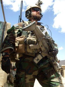 Kapetan Barry Crawford 21st Special Tactics Squadron u Afghanistanu sa SCAR-L (Mk 16). Kraford je odlikovan Vazduhoplovnim krstom Izvor: AP Photo/USAF