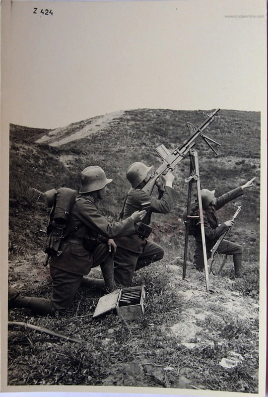 Čehoslovački vojnici dejstvuju iy ZB 26 sa PA postolja