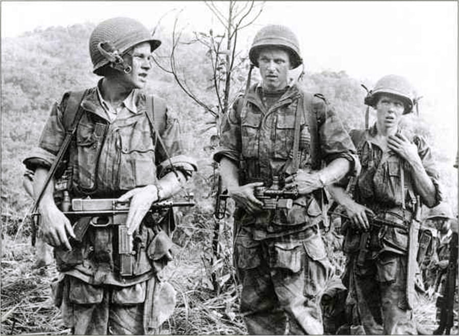 Francuski padobranci naoruzani MAT-49 tokom borbi u Indokini