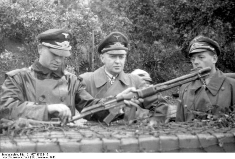 Nemački oficiri vrše inspekciju FG-42