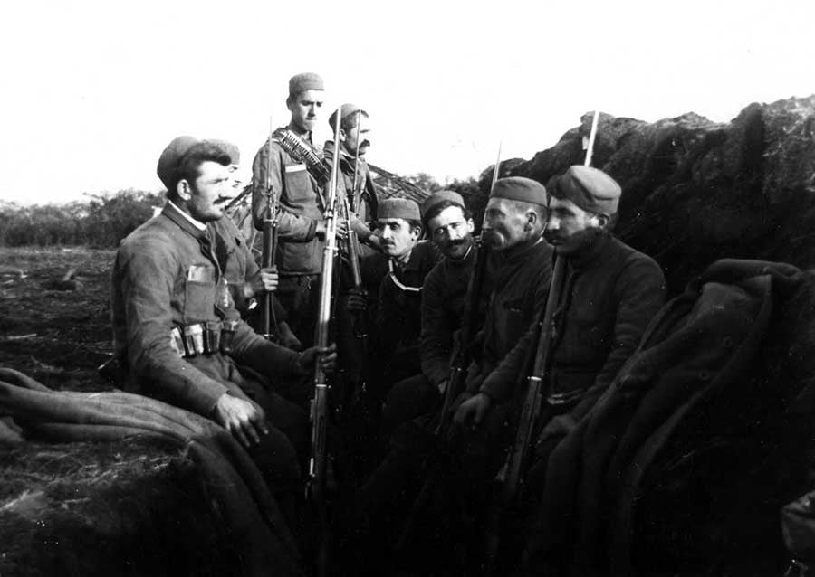 Crnogorski borci naoružani moskovkama M1981 sa modifikacijom iz 1893.g., na položaju kod Skadra, 1912.g. (VM, R-139)