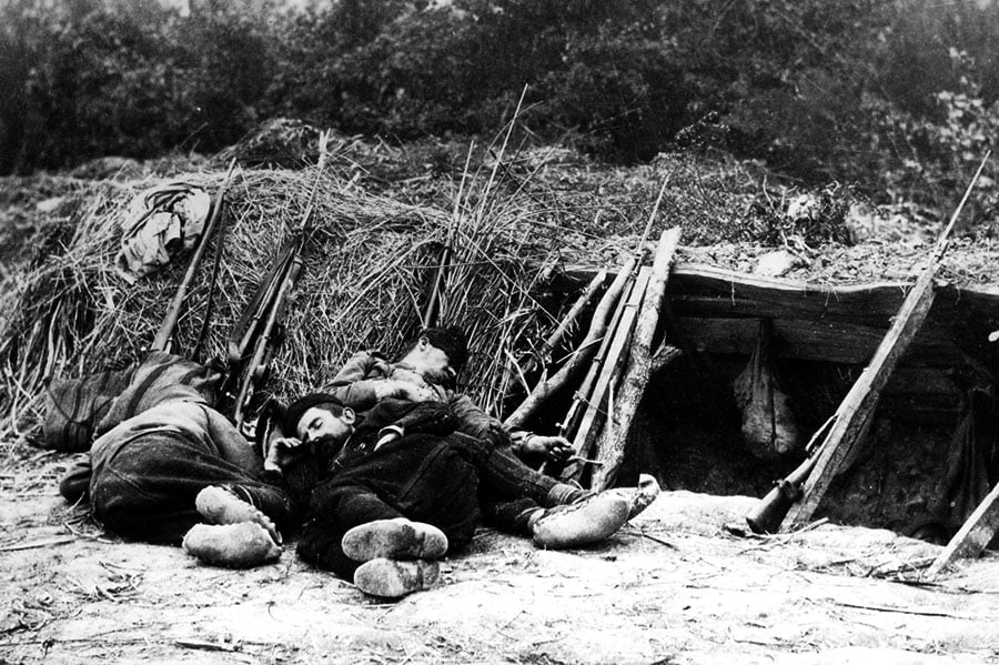 Vojnici III poziva iz sastava trupa Odbrane Beograda prilikom odmora na položaju, 1915.g. (VM, R-6034) M1891
