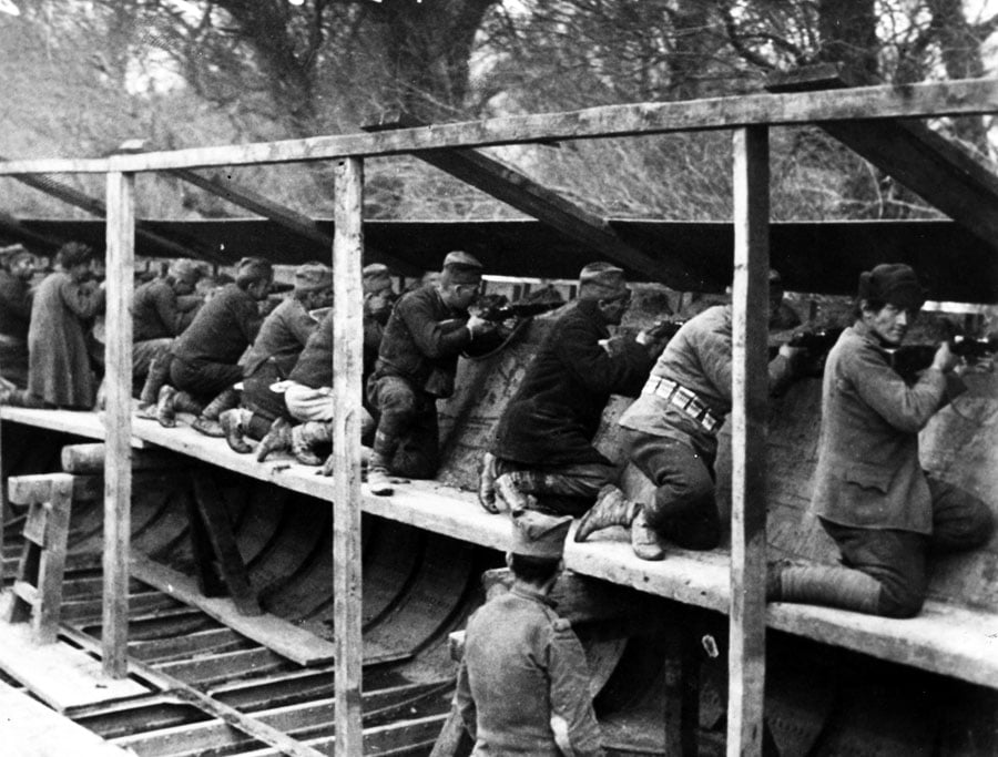 Borci trupa Odbrane Beograda na položaju u oklopnom šlepu na Savi kod Ade Ciganlije, 1915.g. (VM, R-7846) M1891