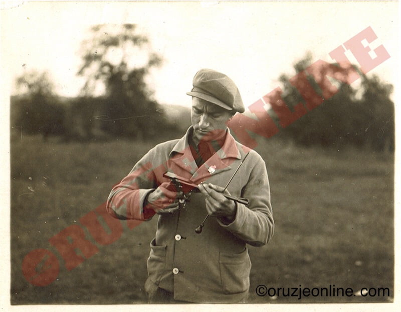 Lazar Jovanović sa sopstvenim takmičarskim pištoljem. Beogradsko strelište, 1937.