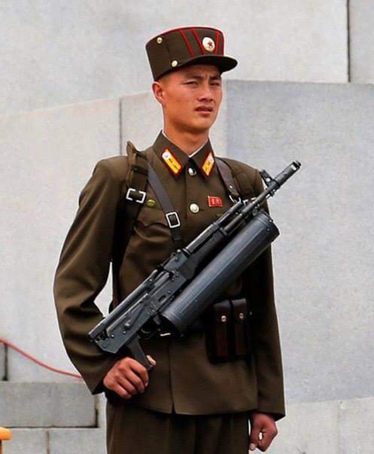 Severnokorejski vojnik sa nepoznatim tipom okvira uz automat, Calico