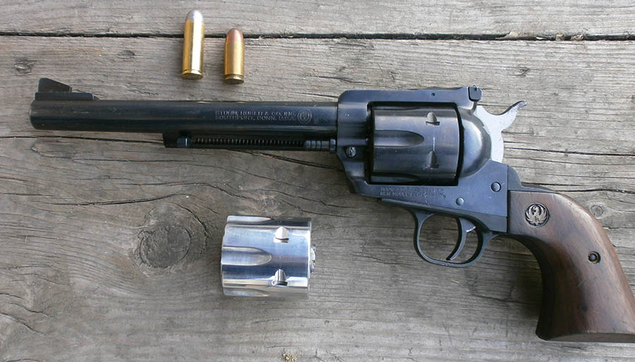 Ruger New Model Blackhawk, 45 Convertible, dobos u revolveru je za metak 45 Colt, dodatni dobos za municiju 45 ACP je hromiran naknadno da bi se vizuelno raspoznavali. Iznad cevi metak 45 Colt, levo, a 45 ACP desno.