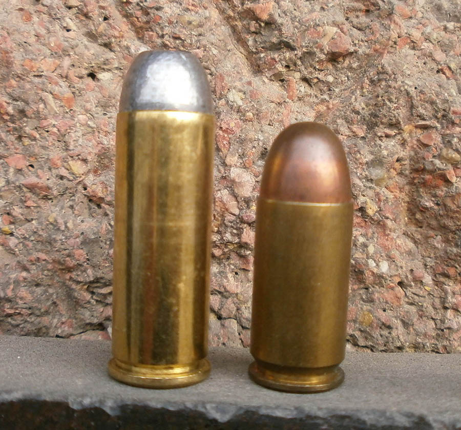 Levo 45 Colt, standardno punjenje sa zrnom RNFP i 45 ACP takodje standardno punjenje sa zrnom FMJ, RN.