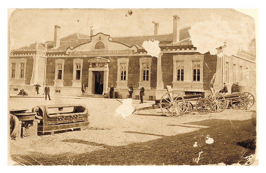 Zaplenjeno oruđe sistema Gruzon, izloženo ispred Kraljevske vojno-zanatlijske 
škole Vojno-tehničkog Zavoda u Kragujevcu. Kragujevac, 1914.