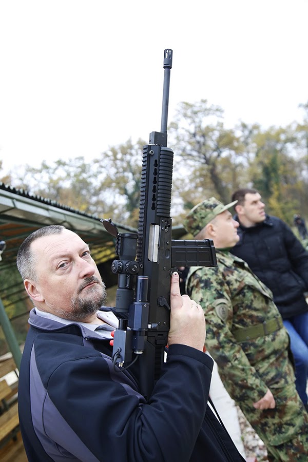 Konstruktor MAP, dipl. inž. Aleksandar Mladenović demonstrira pušku M19. Nikinci, avgust, 2020.