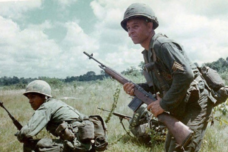 Americki vojnici u Vijetnamu naoruzan i automatskim puškama sistema M-14