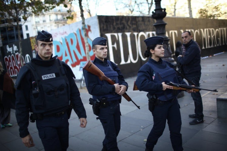 Francuski policajci patroliraju Parizom naoruz ani karabinima Ruger Mini-14 (Musketon AMD)