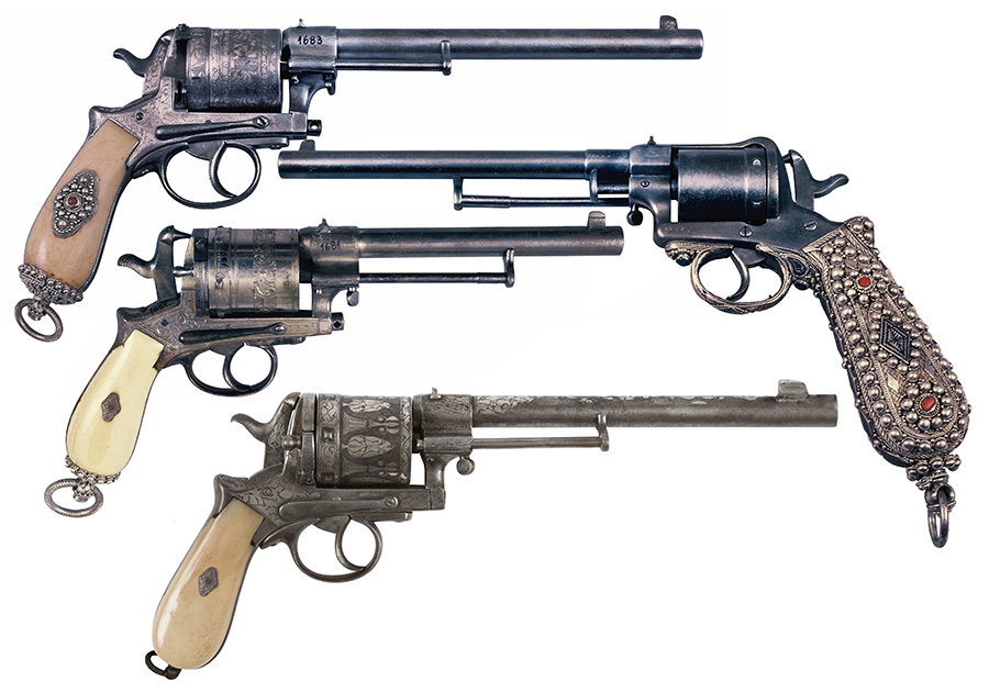 Revolveri 11,2 mm sistema Gasser i Gasser-Sederl (drugi odozgo) sa koricama od belokosti i srebra. Službeno, ovakav tip oružja smeli su da nose samo Perjanici