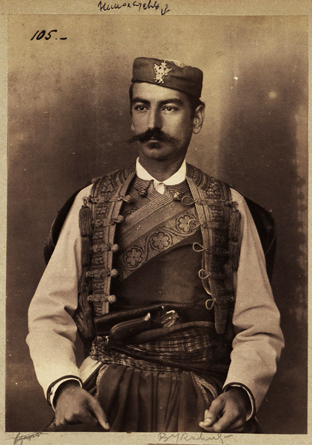 Vojvoda Gavro Vukotić 1886, za pojasom gaser M1870. Album Crna Gora u vreme kralјa Nikole I, NBS, 54, 105
