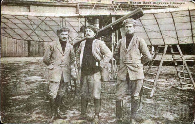 Poručnici Miloš Ilić i Živojin Stanković i narednik Miodrag Tomić u pilotskoj školi u Etampu, 1912.