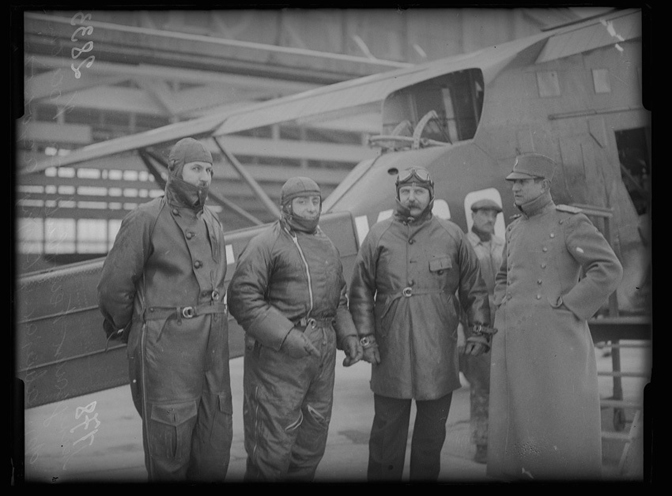 Potpukovnik Miodrag Tomić s pilotima 6. vazduhoplovnog puka na zemunskom aerodromu „Beograd” oko 1930. godine (Foto Dokumentacija Politike)