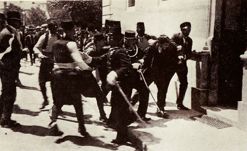 Istorijska greška – u većini izvora se navodi da je na slici trenutak hapšenja Gavrila Principa. U suštini, kamera je zabeležila hapšenje Ferdinanda Bera, koji je pokušao da pomogne Principu.