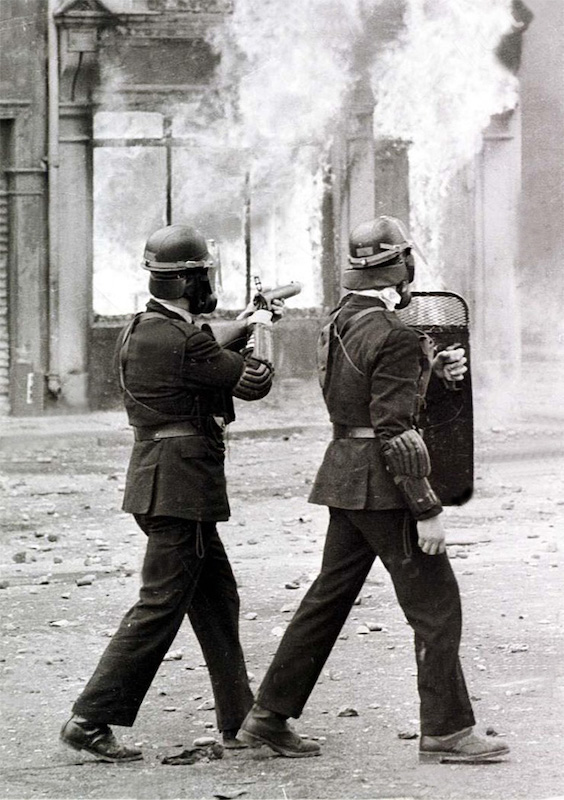 Neredi u Severnoj Irskoj 1969. Policajci koriste Schermuly puške
