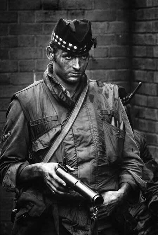 Britanski vojnik u Severnoj Irskoj 1972, naoružan Schermuly pištoljem