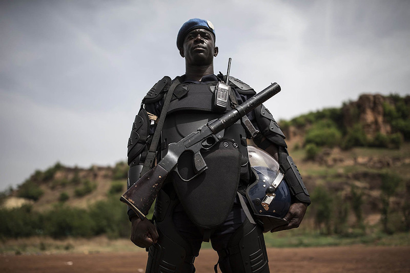 Senegalski policajac – pripadnik MINUSMA snaga u Maliju, opremljen Schermuly puškom