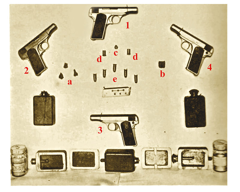 Na izložbi organizovanoj 1914 godine nakon atentata, snimljena su 4 pištolja Browning M1910, jedan prazan okvir, 5 metaka, jedno zrno, nekoliko parčadi eksplodirane Čabrinovićeve bombe, tri ručne bombe M1904/12, dve ručne bombe u preseku i dve bočice sa eksplozivom deelaborisanih bombi; pištolji: 1. Gavrila Principa; 2. Cvetka Popovića; 3. Trifka Grabeža; a-b: parčad (geleri) Čabrinovićeve bombe; c: zrno koje je pogodilo nadvojvotkinju u desni bok; d: dve čahure iz Principovog pištolja; e. okvir Principovog pištolja sa 5 preostalih metaka (Princip je ispalio jedan metak iz ležišta u cevi a drugi iz okvira).