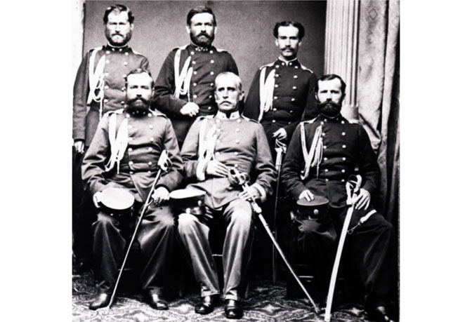 Жандармеријски официри 1865. године са командантом, Милошем Брком (седи у средини). (Фото Ана Фелдман, Архив САНУ)