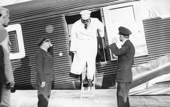Gering na zemunskom aerodromu ilazi iz aviona 16-maj-1934