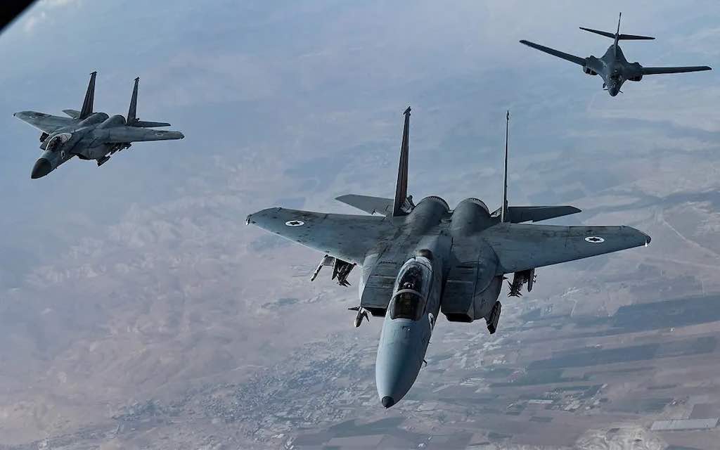 izraelski f 15 i americki b 1b lancer patroliraju nad tel avivom 30. oktobar 2021. vazduhoplovstvo sad astariji avijaticar jerreht harris