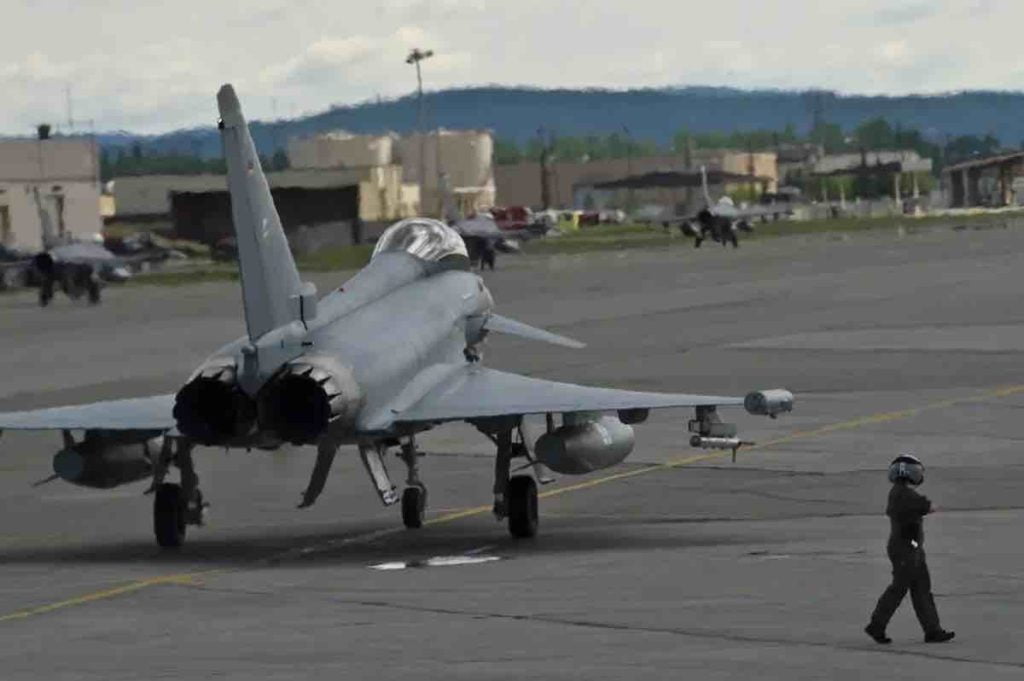 eurofighter typhoon nemačkih vazduhoplovnih snaga taksira do piste u vazduhoplovnoj bazi eielson na aljasci pre misije borbene obuke, 11. juna 2012. tehnički narednik. michael holzworth