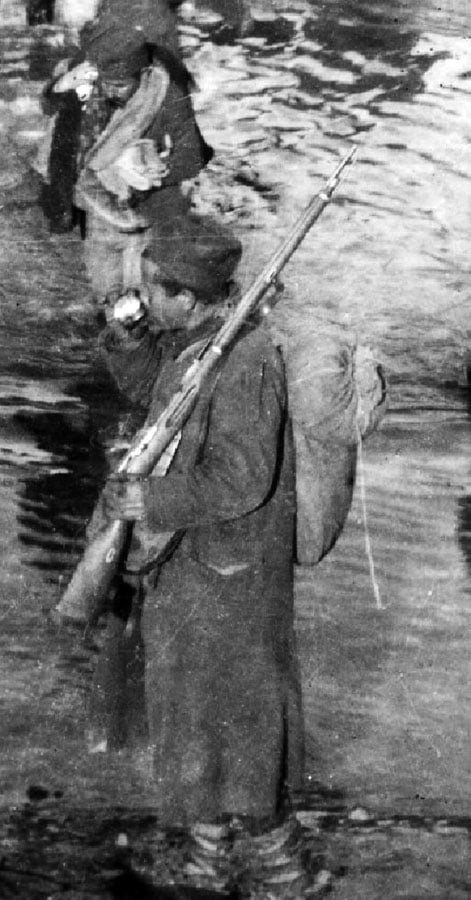 Prelaz XIII peš. puka ''Hajduk Veljko'' preko reke Išme u Albaniji, borac je naoružan pešadijskom puškom M1891/10, 1915-1916. Foto Dragiša M. Stojadinović. (VM, R-2015, detalj) M1891