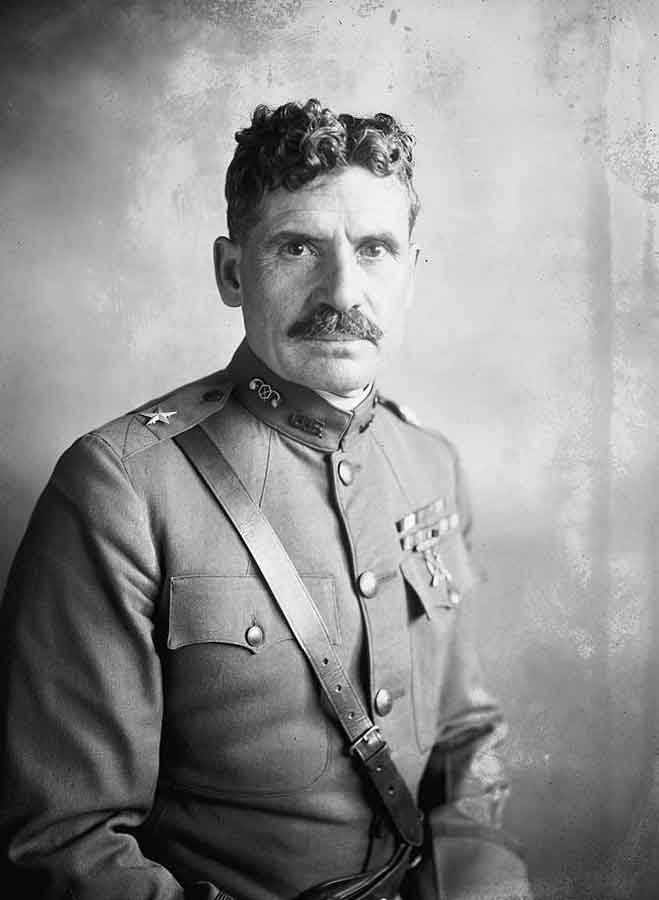 General Amos Fris - komandant U.S. Chemical Warfare Service.