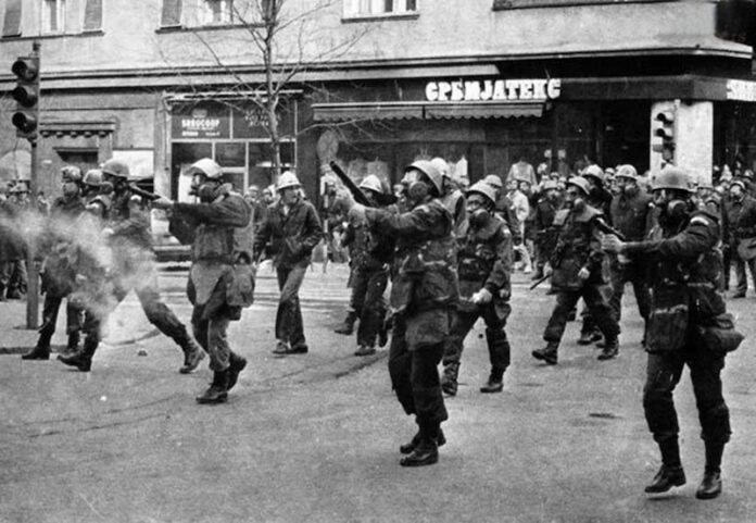 Protesti u Beogradu 9 marta 1991. Milicija koristi Schermuly puške