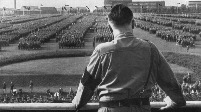 hitler_reviewing_troops hitler_reviewing_troops