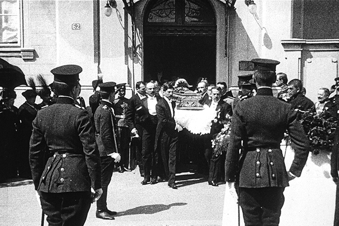 Iznošenje kovčega sa telom Nikolaja Hartviga iz Ruskog poslanstva, 14. juli 1914. (Foto Privatna arhiva B. Bogdanovića)
