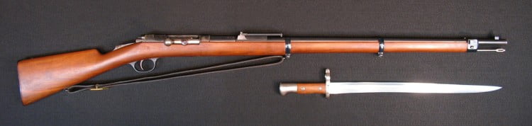 Jednometna puška sistema Mauzer-Milovanović M.1880 (Model 1878/80), poznata kao "kokinka" - službeno oružje Kneževine Srbije u kalibru 10,15mm. Ova puška bila je jedna od najkvalitetnijih i najmodernijih u trenutku kada je uvedena u naoružanje.