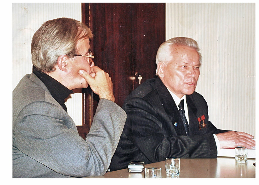 Autor clanaka u razgovoru sa Mihailom Kalasnikvom, Beograd 2003