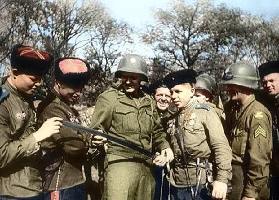 Susret na Odri - Americki vojnici razgledaju kozacku sasku