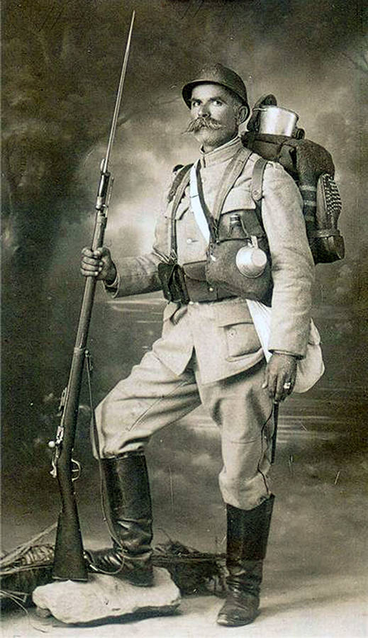 Srpski vojnik sa slemom Adrian M1915