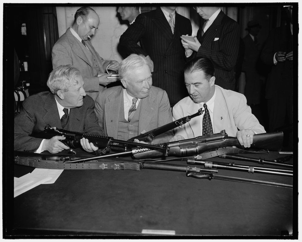 Senatori Morris Sheppard i A.B. Chandler i generl-major George A. Lynch pručavaju pušku M1941 koja se pokazala kao ravnopravni takmac poluautomatskom oružju M1 Garand.