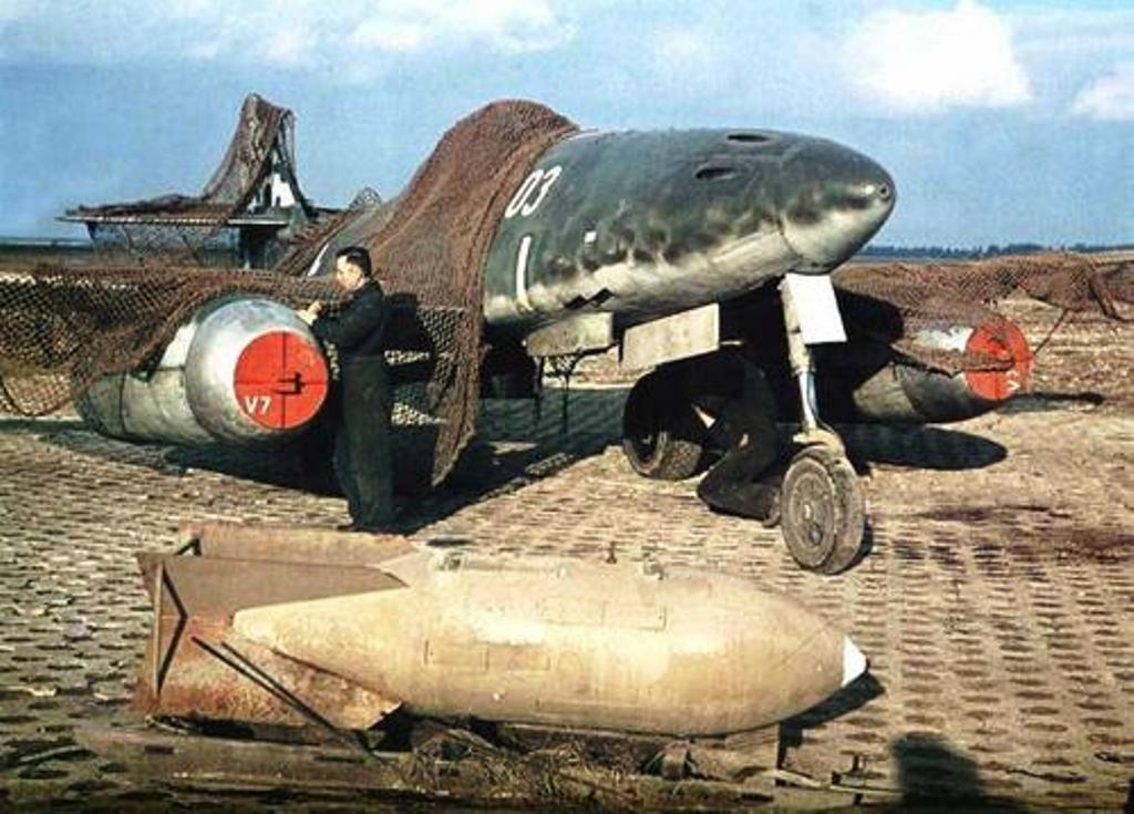 Lovac-bombarder Me-262A-2a na jednom od ratnih aerodroma. Ispred aviona je avio-bomba mase 1000 kg. Ova verzija Me-262A-2a nosila je naziv Sturmvogel.