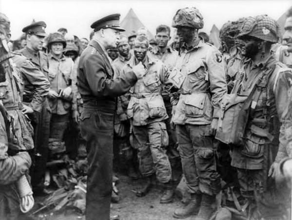 General Ajzenhauer u razgovorima sa pripadnicima 506. padobranskog pešadijskog puka na manevrima u Engleskoj