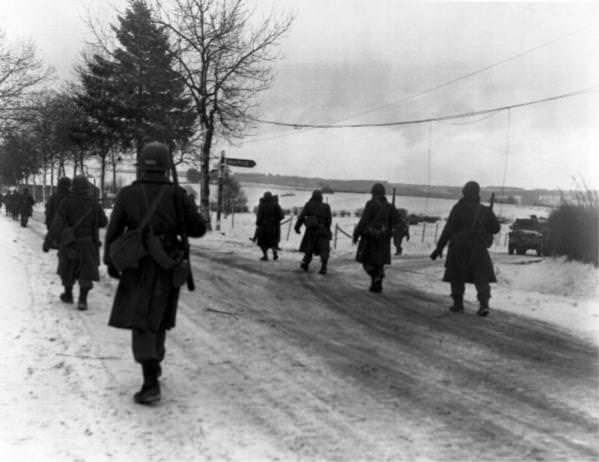 Pripadnici 101. vazdušnodesantne divizije na maršu prema Bastonju