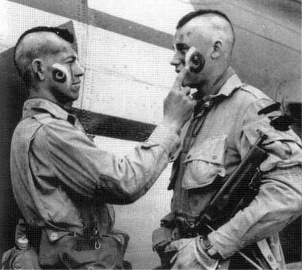 Dva pripadnika 506. puka stavljaju ratničke boje uoči desanta na Normandiju
