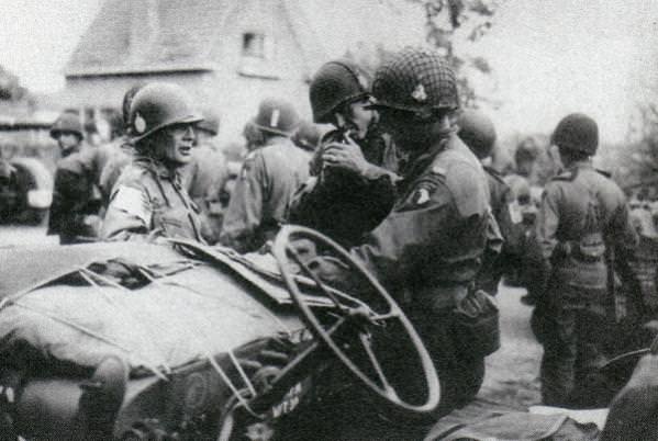 Brigadni general Mekalef i pukovnik Sink tokom koordinacije defanzivne operacije. Veghel 22. septembra 1944.