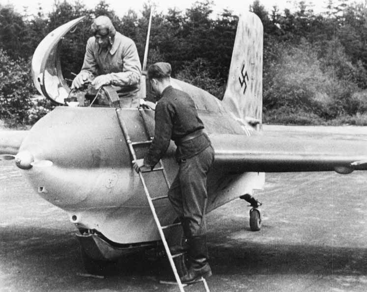 Me-163B Komet je lovac veoma specifične konstrukcije, trup je bio zdepast sa velikim razmahom krila. Kabina pilota je bila veoma uzana. Konstrukcija aviona je bila predviđena za visoke podzvučne brzine