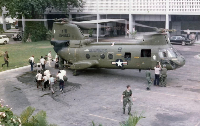 Sajgon, 30 april 1975:  Posada helikoptera Boeing-Vertol CH-46D Sea Knight  broj YW 154803 (poznat i kao  Lady Ace 09) iz sastava HMM 165 – 165. skvadrona srednjih helikoptera Mornaričkog koprusa (Marine Medium Helicopter Squadron 165 White Knights) tokom operacije Frequent Wind, 30 aprila 1975, po ličnom naređenju predsednika SAD Gerald Ford-a, evakuiše osoblje i američkog ambasadora Graham Martin-a iz zgrade ambasade u Sajgonu.
