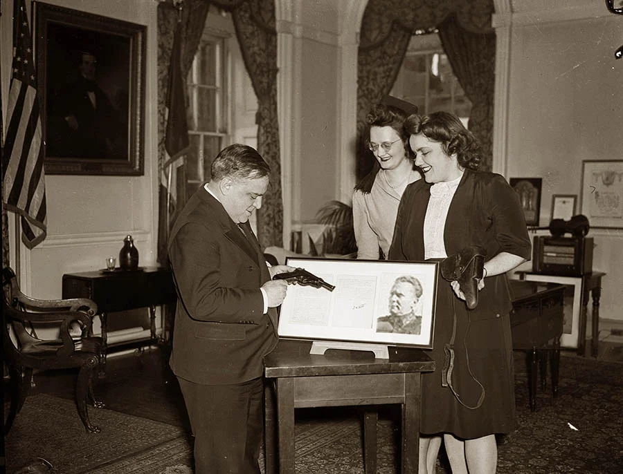 001 Fiorello La Guardia u Njujorku 24 avgusta 1945 prima Walther P-38 – poklon Josipa Broza Tita.
