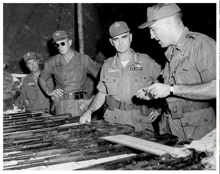 Zapovednik snaga SAD u Vietnamu William Childs Westmoreland pregleda oruzje zaplenjeno od Vijetkonga.